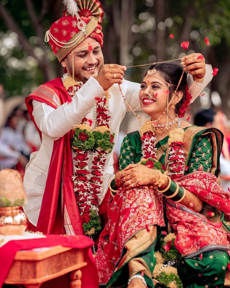 Maharashtrian Vidhi Look Couple, Happy Bride And Groom, Marathi Wedding Look Couple, Marathi Marriage Couple Photography, Vidhi Look For Bride And Groom, Marathi Wedding Couple Dress Combination, Marathi Wedding Photography, Saptapadi Look For Bride And Groom, Marathi Couple Photography