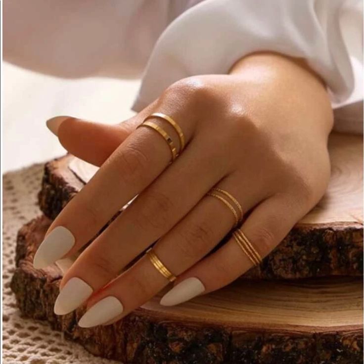 10 Piece Gold Colored Alloy Ring Set. Nwt. Size Guide Included In Photos. How To Style Rings, Nails And Gold Jewelry, Gold Jewelry Aesthetic Rings, Rings Aesthetic Minimalist, Classy Jewelry Aesthetic, Classy Jewelry Gold, Acssesories Ideas, Ring Combos, Trending Rings