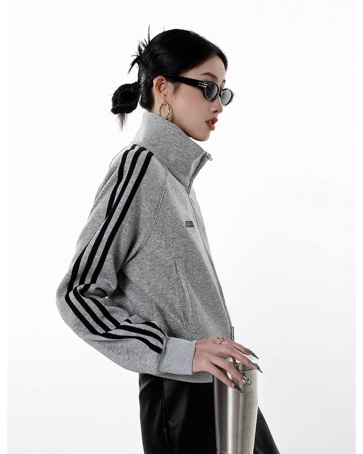 A track jacket whose short length adds to the trendy feel.

It's also cute to close the zipper all the way to the top to create a high neck.

Recommended for a street style look or a mix of clean items.

































◾️Model
Height/Weight: 167cm(65.7in)/40kg(88.1lb)
Try size: M






Cm
(inches)

Length
Chest
Sleeve Length


S
47(18.5)
106(41.7)
70.5(27.7)


M
48(18.8)
110(43.3)
72(28.3)


L
49(19.2)
114(44.8 Trendy Outerwear With Ribbed Collar, Trendy Funnel Neck Outerwear For Fall, Half-zip Sweatshirt With Zipper Closure For Spring, Casual Gray Turtleneck Outerwear, Spring Half-zip Sweatshirt With Zipper Closure, Gray Sporty Track Jacket With Zipper, Sporty Gray Track Jacket With Zipper, Sporty Gray Track Jacket With Zipper Closure, Sporty Half-zip Outerwear With Zipper Closure