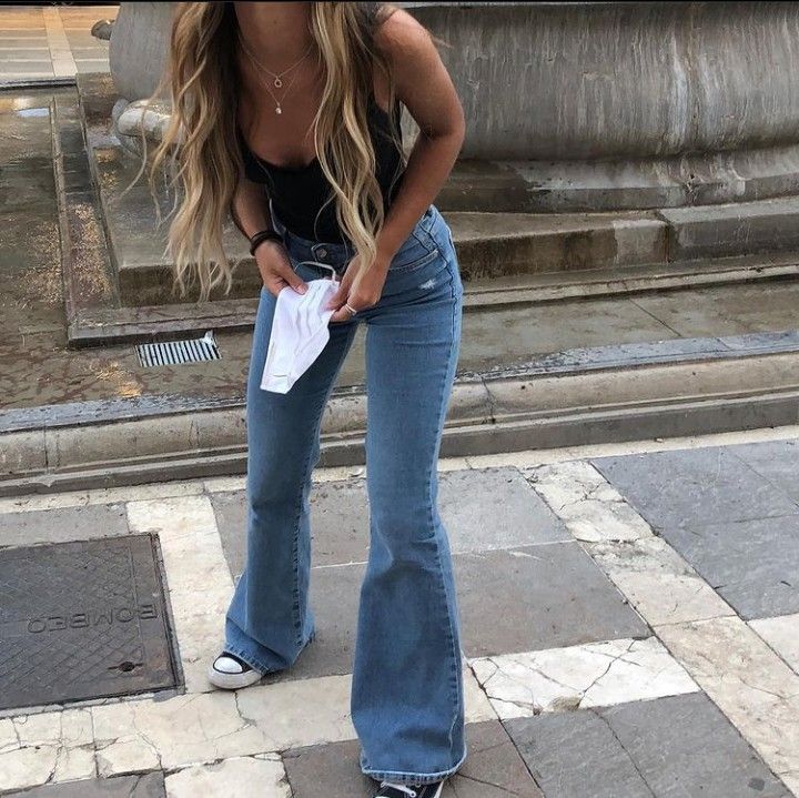 Flare Leg Jeans Outfit, Blue Flare Jeans Outfit, Flare Jeans Outfit Ideas, Flare Jeans Outfit Aesthetic, Flared Jeans Outfit Summer, Jeans Outfit Inspiration, Flare Outfits, Outfits With Flares, Light Jeans Outfit