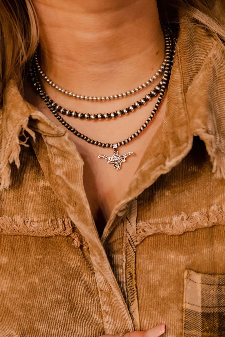 Longhorn Pearl Pendant Necklace – Wild Junkie Western Layered Necklaces, Fall Photo Shoot Outfits, Pendant Choker Necklace, Western Necklaces, Western Accessories, Nashville Outfits, Gold Girl, Pendant Choker, Western Look