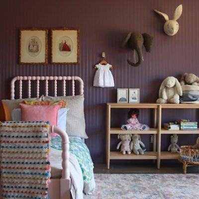 a child's bedroom with stuffed animals on the wall