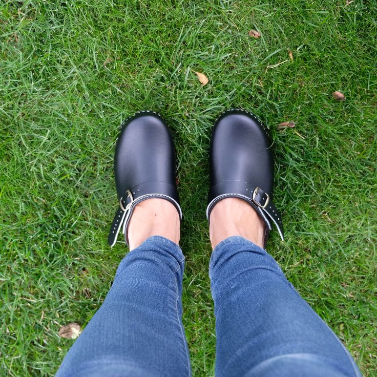 MADE FROM LEATHER AND ALDER WOOD Clogs for Women BONDA Low heals ergonomic wooden sole and soft leather. made to order. Available in sizes 36-41. For other sizes please contact me EUR 35 l UK 2.5 l AUS 4.5 l USA 5 l up to 22.3cm l 8.78 inches EUR 36 l UK 3.5 l AUS 5.5 l USA 6 l up to 23cm l 9.02 inches EUR 37 l UK 4 l AUS 6 l USA 6.5 l up to 23.7cm l 9.33 inches EUR 38 l UK 5 l AUS 7 l USA 7.5 l up to 24.5cm l 9.65 inches EUR 39 l UK 6 l AUS 8 l USA 8.5 l up to 25.3cm l 9.96 inches EUR 40 l UK 7 Wood Clogs, Mia Sandals, Clogs For Women, Swedish Clogs, Leather Clog, Clogs And Mules, Green Sandals, Clog Boots, Wooden Clogs