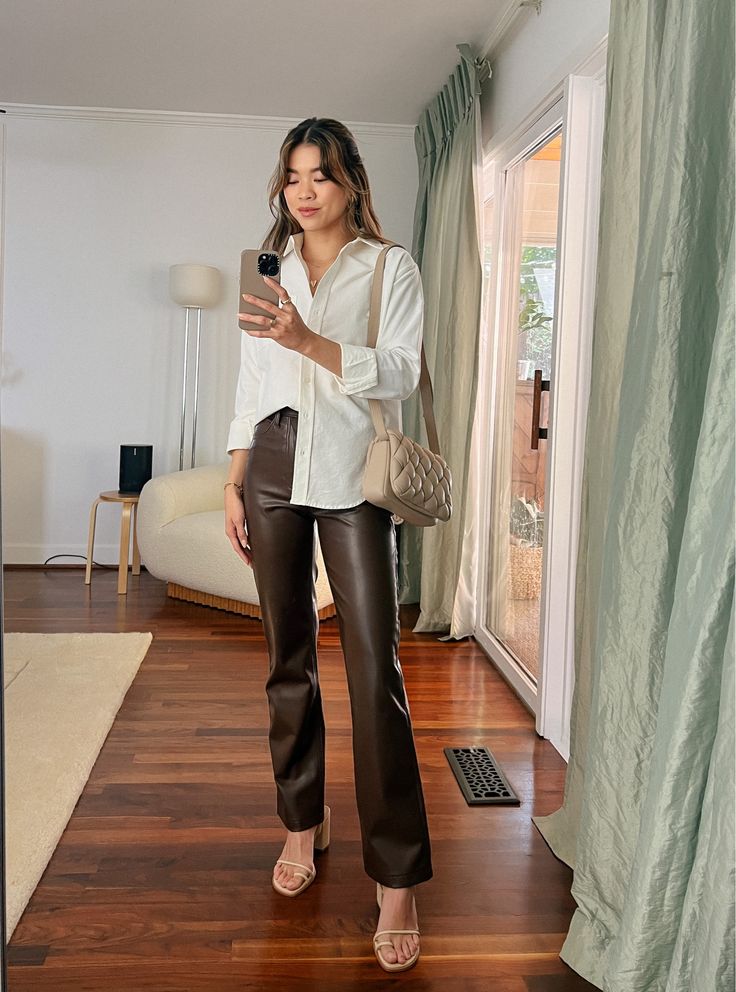 Leather Pants And Button Up Shirt, White Button Down Shirt Fall Outfit, White Oxford Shirt Outfit, Oxford Shirt Women Outfit, Oxford Shirt Outfit, Oxford Shirt Women, Oxfords Outfit, Boston Outfits, White Oxford Shirt