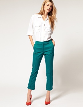 Asos cropped trousers, turquoise-green, with red shoes and white button-up Turquoise Pants, Turquoise Clothes, Teal Pants, Friday Outfit, Green Pants, Work Wardrobe, Cropped Trousers, Work Attire, Latest Fashion Clothes