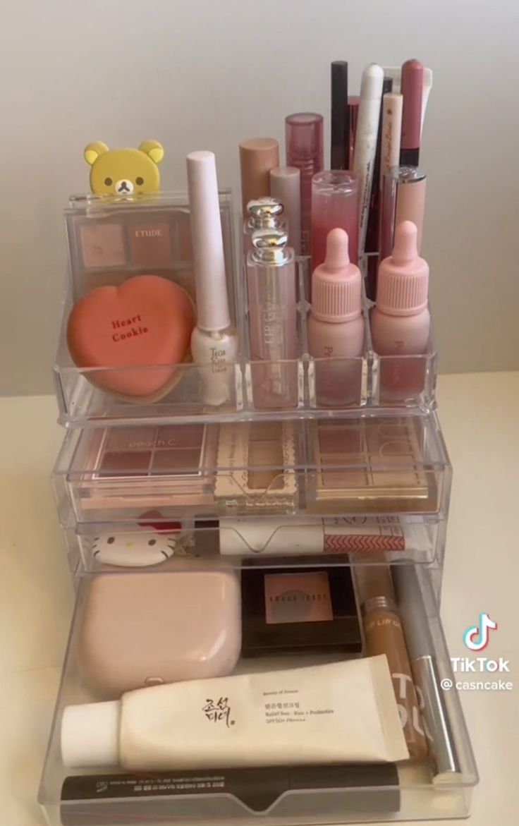 Aesthetic Skin Care Organization, Cute Makeup Setups, Makeup Organization Desk, Korean Makeup Organization, Korean Vanity, Makeup Organization Aesthetic, Makeup Organiser, Beauty Organization, Makeup Aesthetic