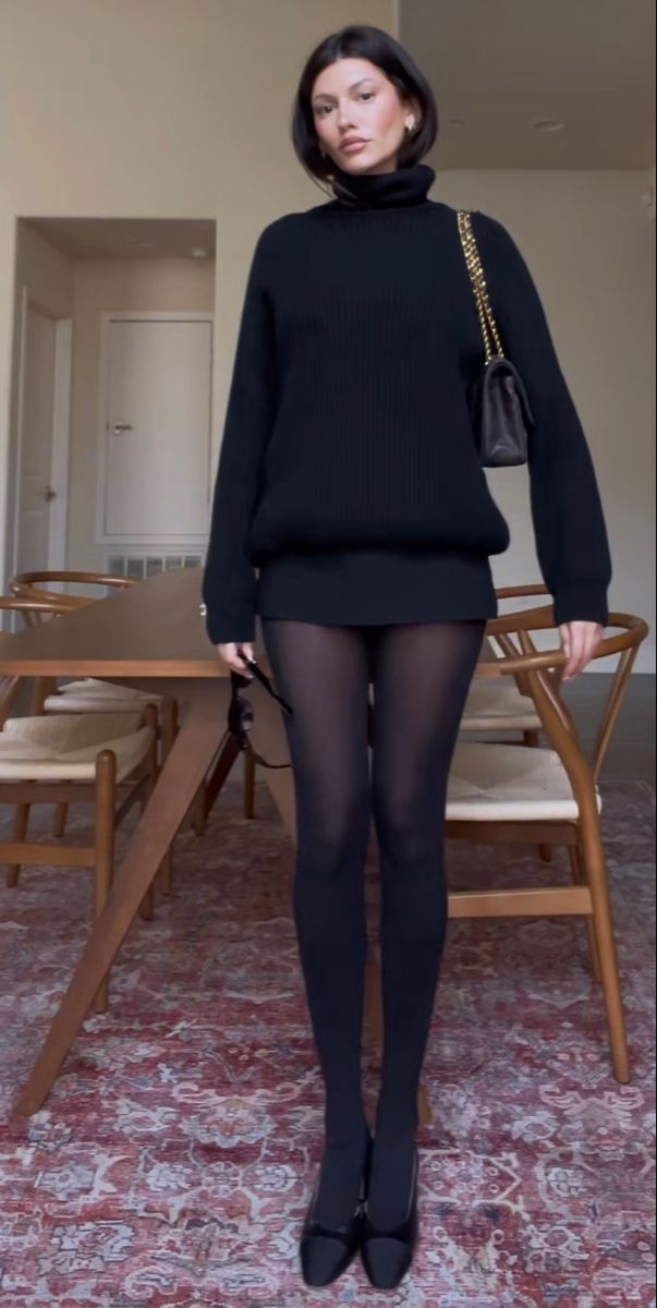 Black Mini Skirt Outfit, Mini Skirt Fits, Skirt And Sweater, Black Skirt Outfits, Rok Mini, Chique Outfits, Paris Mode, Miniskirt Outfits, Tights Outfit