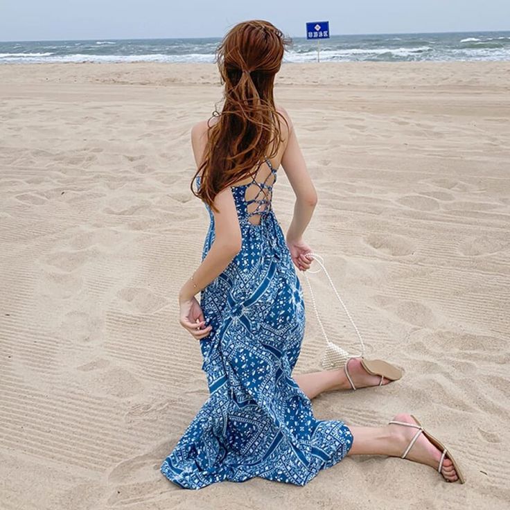 Bleiben Sie stilvoll und bequem mit dem blauen Strandkleid

 Suchen Sie nach dem perfekten Strandkleid, das Sie hervorhebt und Ihnen gleichzeitig Komfort bietet? Dann ist unser blaues Strandkleid genau das Richtige für Sie. Dieses Kleid ist Teil unserer Strandkleiderkollektion , die im Hinblick auf ein nautisches Thema entworfen wurde. Egal, ob Sie an den Sandstränden spazieren gehen oder ein Sommerpicknick genießen, dieses Kleid wertet Ihren Strandstil mühelos auf.

 Merkmale des blauen Strand Blue Halter Neck Dress For Beach Cover-up, Light Blue Summer Beachwear Dress, Light Blue Summer Vacation Dress, Blue Halter Neck Beach Dress For Poolside, Casual Blue Summer Dress, Light Blue Beach Dress For Summer, Blue Sundress For Summer, Blue Beachwear Sundress For Summer, Blue Beach Dress Cover-up For Spring