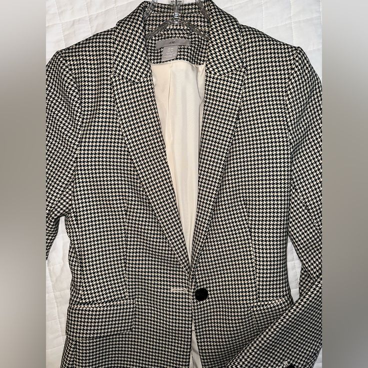 Black And White Blazer In Xs. Never Worn. Perfect Condition Fitted Houndstooth Blazer For Spring, Spring Fitted Houndstooth Blazer, Casual Fitted Houndstooth Blazer, Fitted White Houndstooth Blazer, White H&m Blazer For Work, H&m White Blazer For Work, Trendy Fitted Blazer With Houndstooth Pattern, Trendy Fitted Houndstooth Blazer, Trendy Houndstooth Pattern Blazer