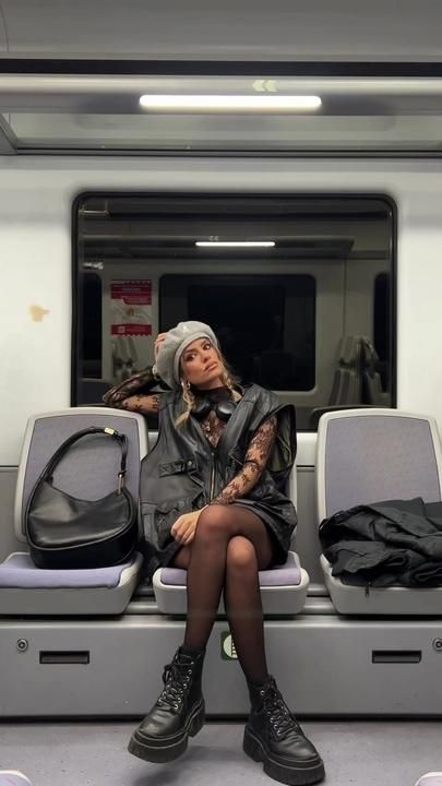 Berlin Underground Style, Download Festival Outfit, Cold Festival Outfit Ideas, Berlin Fashion Streetstyle, Underground Outfit, Nye Outfits Parties, Berlin Streetwear, Vintage Jacket Outfit, Train Seat