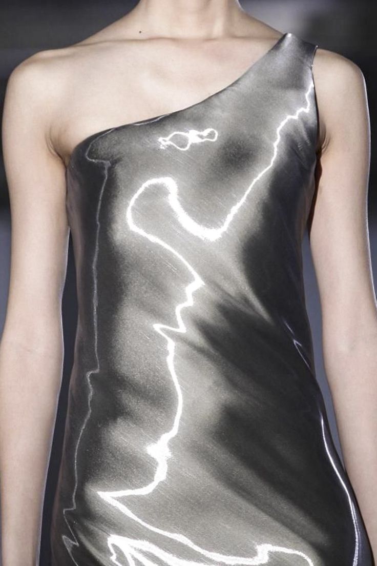 Like liquid metal... silver dress with smooth, glossy tactile fabric encasing the body - elegant futuristic fashion details // Iris Van Herpen AW14 Parisienne Chic, Iris Van Herpen, Liquid Metal, Futuristic Fashion, Zuhair Murad, Future Fashion, Silver Dress, Fashion Details, Couture Fashion