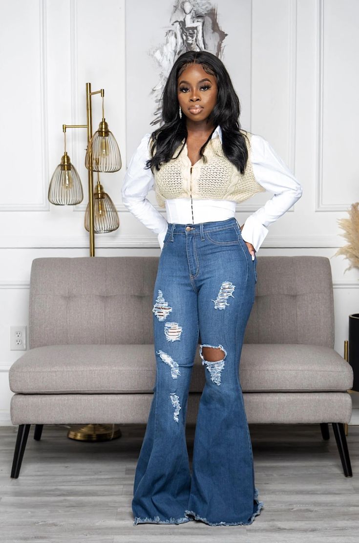 Outfits With Bell Bottom Jeans, Bell Bottom Outfit Ideas, Bellbottom Jean Outfits, High Waisted Bell Bottoms, Sister Photoshoot, Buisness Casual Women, Bell Bottom Jeans Outfit, Bell Bottoms Outfit, Casual Cute Outfits