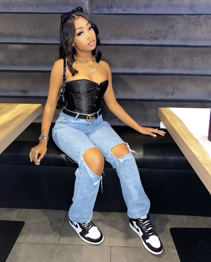 Cute Birthday Outfits Black Women Pants, Bra And Tights Outfit, Simple Bday Outfit Ideas, Casual 18th Birthday Outfits, Baddie Casual Birthday Outfit, Corset And Jordans Outfit, 18th Birthday Casual Outfit, Birthday Outfits Streetwear, Black Women Corset Outfit