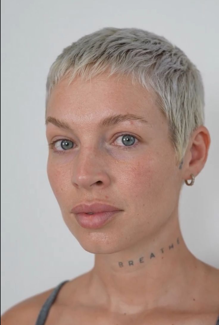 Slay Haircuts, Silver Buzz Cut Women, Silver Buzzcut, Bleached Pixie Cut, Very Short Blonde Hair, Buzzed Hair Women Growing Out, Micro Pixie Haircut, Blonde Grown Out Buzzcut, Annie Lennox Hair