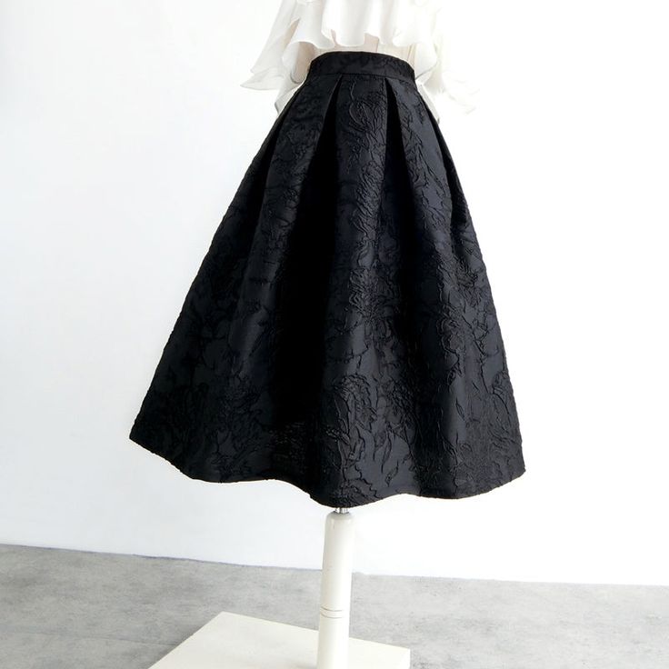 A simple black flared skirt. 
Made with jacquard fabric that has patterns and patterns woven into it, the outfit will not be monotonous and will give you a sense of elegance.
 Enjoy an adult French girly outfit with a frilled blouse.



 <Size>



 small size



 Total length: 68cm

 Waist: 64cm




 medium size



 Total length: 68cm

 Waist: 68cm




 L size



 Total length: 69cm

 Waist: 72cm




 XL size



 Total length: 69cm

 Waist: 76cm




 XXL size



 Total length: 70cm

 Waist: 8 Black Flower Pattern, Black Flare Skirt, Womens Pleated Skirt, Umbrella Skirt, Skirt Suits, Jacquard Skirt, Pleated Long Skirt, Length Measurement, Zipper Skirt