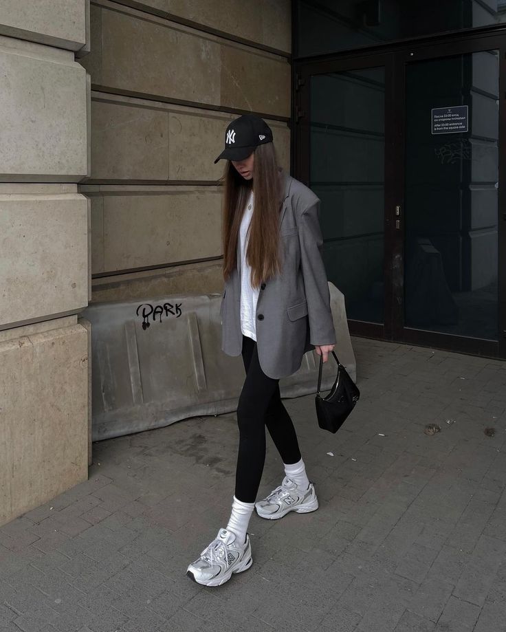 Outfits To Wear In London, New Balance 530 Outfit, Outfits Leggins, Look Legging, New Balance Outfit, Winter Fashion Outfits Casual, London Outfit, Looks Street Style, Looks Black