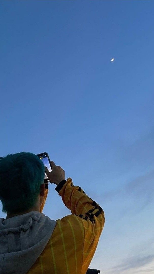 A blue-haired boy called Mark Lee taking a picture of the moon Lee Min Hyung, Boyfriend Wallpaper, K Wallpaper, Mark Nct, Nct Taeyong, Mark Lee, Kpop Wallpaper, Boyfriend Pictures, K Idols