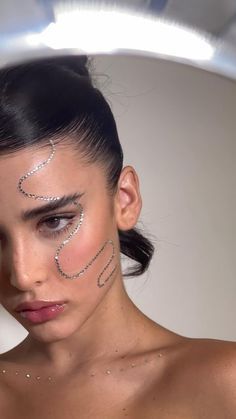 Reputation Makeup Ideas Beads Makeup Look, Cosmic Makeup Looks, Carnaval Makeup Ideas, Reputation Makeup Ideas, Burning Man Makeup, Bead Makeup, Reputation Makeup, Runway Makeup Looks, Carnaval Inspo