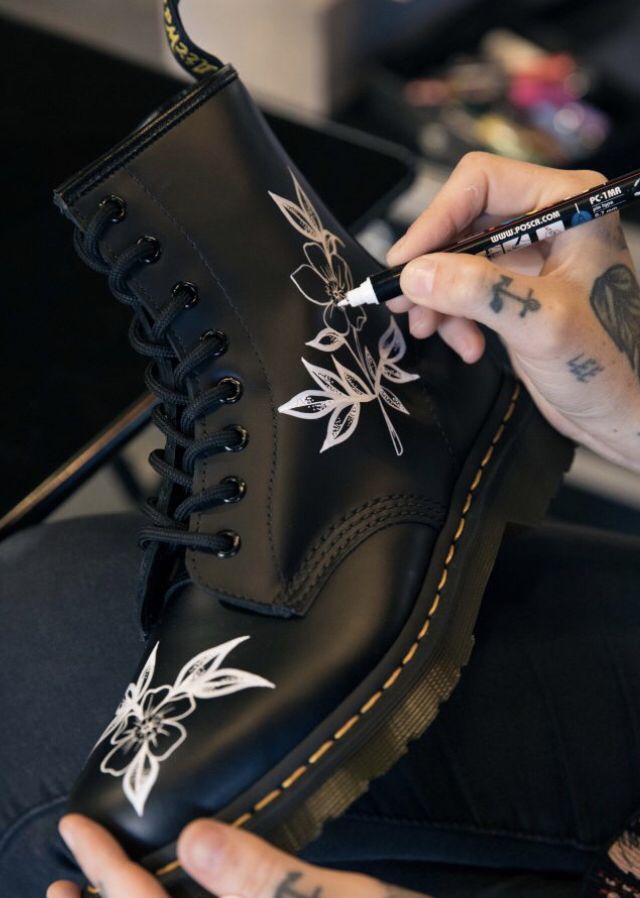 Painting On Black Shoes Ideas, Painted Doc Martens Diy, Custom Dr Martens, Painted Boots Diy, Wedding Doc Martens, Painted Doc Martens, Custom Doc Martens, Diy Sneakers, Creative Shoes