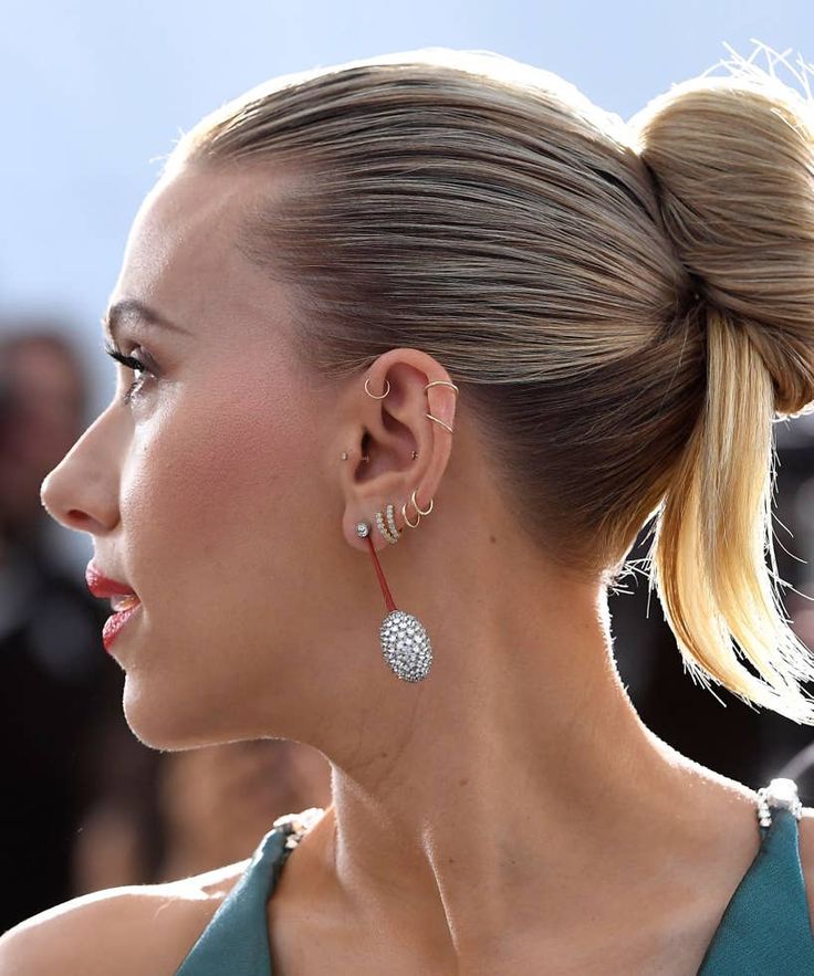 Celebrity Multiple Piercing Trend At SAG Awards 2020 Ear Piercings Celebrities, Scarjo Earrings, Ear Piercing Constellation, Celebrity Piercings Ears, Scarlett Johansson Piercings, Scarlett Johansson Ear Piercing, Cool Piercings Ears, Piercing Constellation, Ohrknorpel Piercing