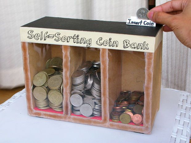 Self-Sorting Wooden Coin Bank  *use 3 separate shoe boxes glue together decorate with paint, scrape fabric or paper Coin Sorting, Piggy Bank Diy, Coin Sorter, Diy Hanging Shelves, Coin Bank, Mason Jar Diy, Mason Jar Crafts, Jar Crafts, Cool Diy