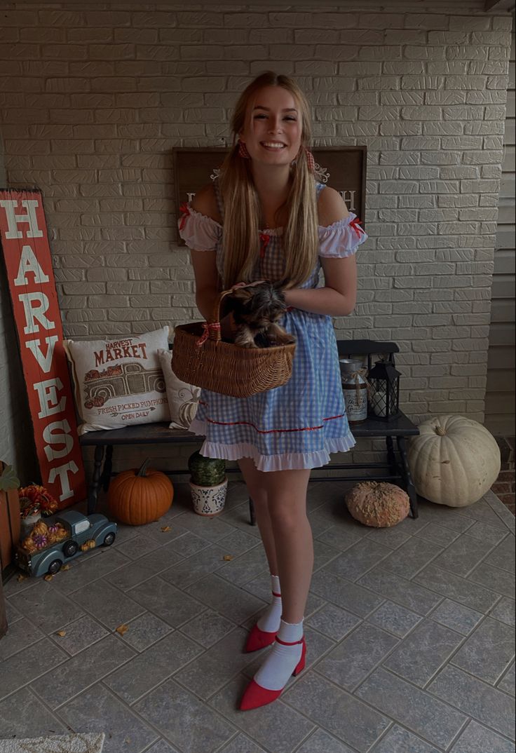 #halloween #costume #dorothy #wizardofoz #toto #poses Dorothy And Toto Costume, Dorothy Costumes, Dorthy Costume, Dorothy Halloween, Dorothy Halloween Costume, The Wizard Of Oz Costumes, Halloween Group Costumes, Dorothy Costume, Halloween Group