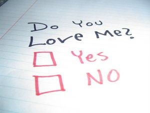 a note with the words do you love me? and yes no written on it