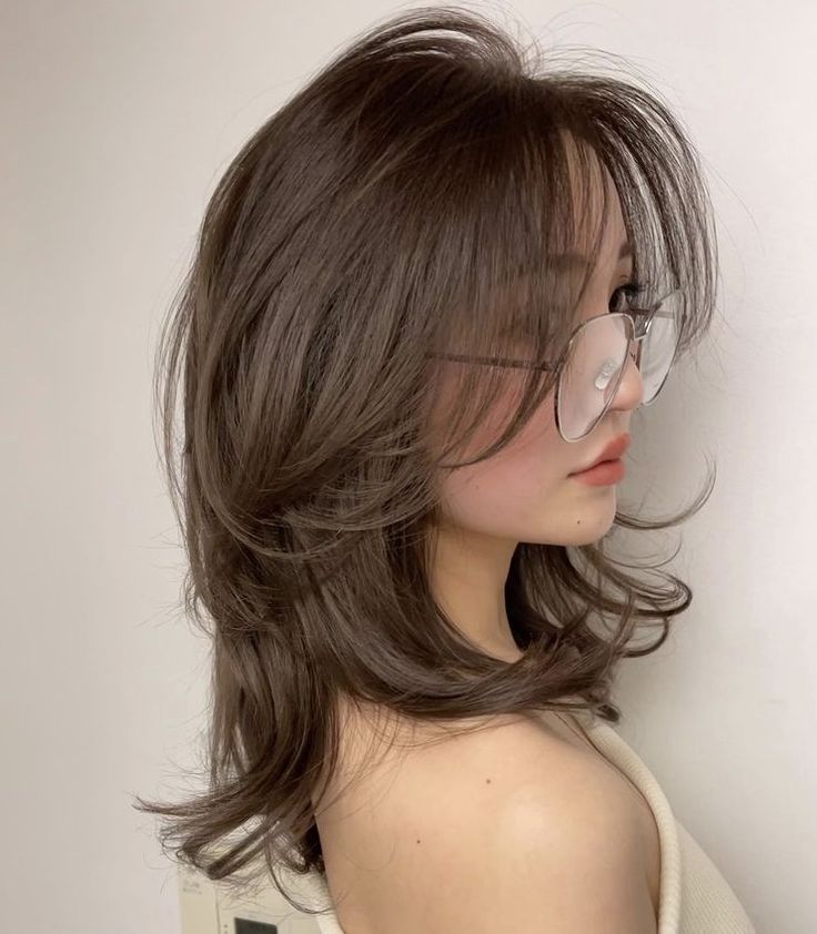 Hairstyle Korean, Hair Inspiration Long, Layered Haircuts For Medium Hair, Haircut Inspo, Medium Long Hair, Shoulder Length Hair Cuts, Haircuts Straight Hair, Haircuts For Medium Hair, Shoulder Length Hair