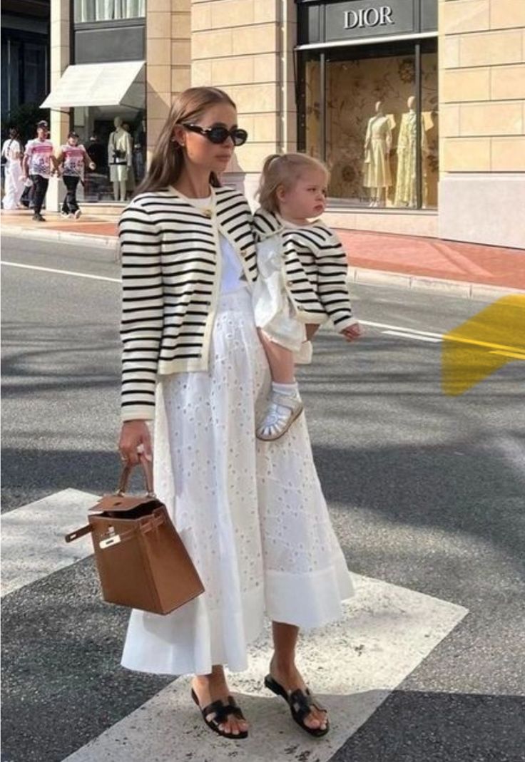 Old Money Mum Aesthetic, Rich Mama Aesthetic, Old Money Mum Outfit, Posh Mom Aesthetic, European Mom Aesthetic, Corporate Mom Aesthetic, Old Money Family Outfits, Sophia Richie Maternity Style, Rich Suburban Mom Aesthetic