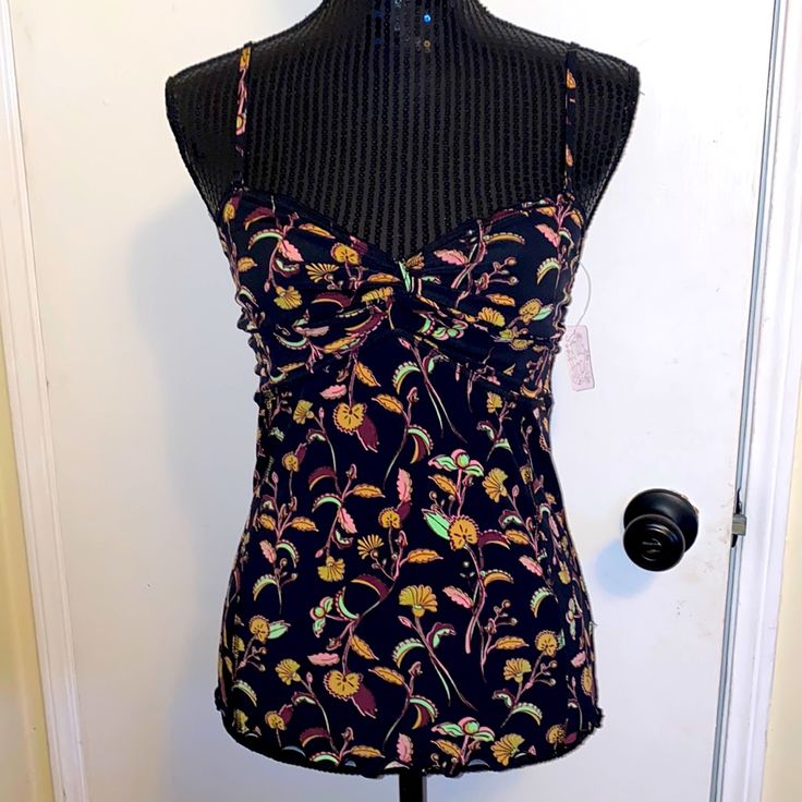 Nwt No Flaws Free People Black Floral Camisole/Tanktop Size Medium Black Sleeveless Tank Top With A Floral Print. Adjustable And Removable Spaghetti Straps. Ruched Cups With Twist Front Detail. Lettuce Hem. Smocked Back. Fitted Style. 95% Polyester, 5% Spandex Approximate Measurements Bust 14" Armpit To Armpit Shoulder To Hem: 21.5" Summer Camisole Tankini With Built-in Bra, Fitted Floral Print Cami Tank Top, Fitted Floral Print Tank Camisole, Fitted Floral Print Top With Tank Straps, Stretch Floral Print Tank Top, Stretch Sleeveless Blouse Camisole For Beach, Fitted Camisole Tank Top For Vacation, Stretch Camisole Top For Beach, Summer Stretch Vest Camisole