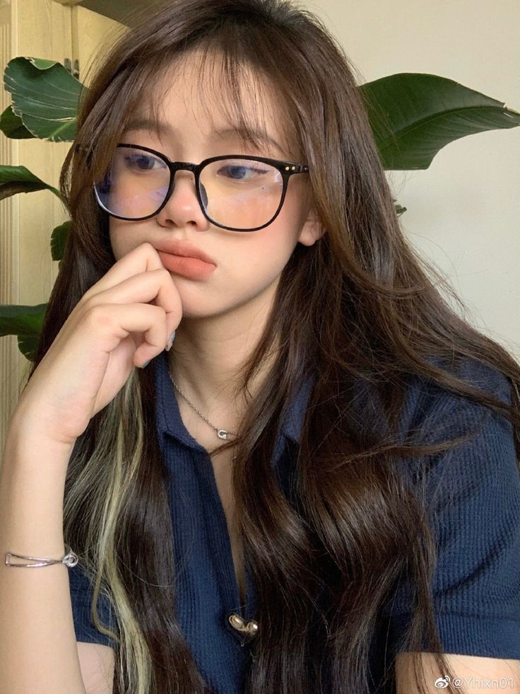 Black Specs Aesthetic, Eye Frames For Women Face Shapes, Glasses For Round Faces Asian, Frames For Oval Face Shape Women, Glasses Frame For Oval Face Shape, Glasses For Asian Faces, Glasses Inspo Oval Face, Glasses For Square Face Woman, Glasses Frames For Women Oval Face