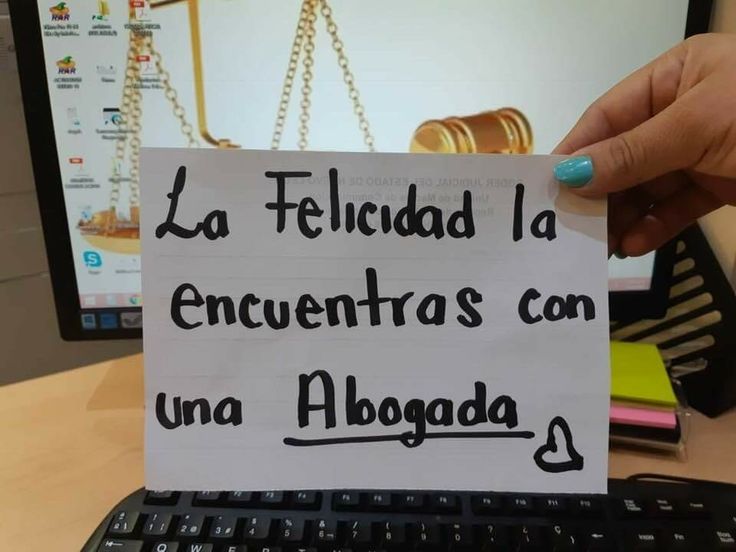 a person is holding up a sign in front of a computer screen that says, la felicidad la enventuras can una aboga