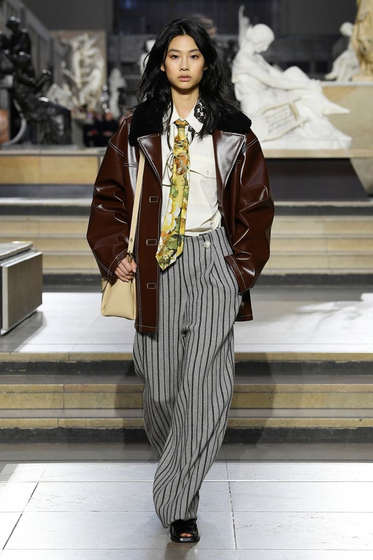 Tie Outfit, Fall 2022, Brown Leather Jacket, 가을 패션, Mode Vintage, Looks Style, Outfits Casuales, Look Fashion, Runway Fashion