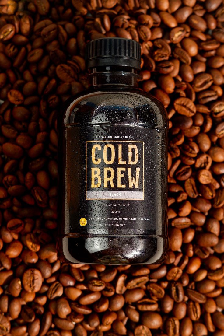 Cold Brew coffee from @yumakan_id 
Photo by me (@difotosamavalen) Cold Brew Product Photography, Iced Coffee Product Photography, Cold Brew Photography, Coffee Product Shoot, Cold Brew Design, Coffee Brochure, Spicy Coffee, Coffee From Home, Cold Brew Bottle