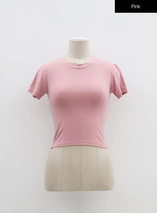 Sporty Solid Color Cotton Top, Sporty Solid Color Crew Neck Top, Simple Fitted Tops With Basic Style, Fitted Simple Basic Tops, Simple Fitted Basic Tops, Trendy Fitted Solid Color T-shirt, Trendy Fitted Plain T-shirt, Trendy Short Sleeve Crop Top, Trendy Fitted Plain Tops