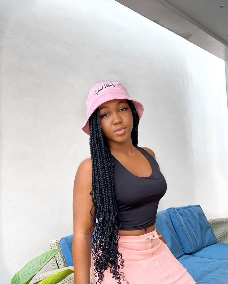 Bucket Hat Braids, Bucket Hat With Braids, Bucket Hat Curly Hair, Hat Outfits Black Women, Bucket Hat Hair, How To Style Bucket Hats, Bucket Hat Outfit Summer, Bucket Hat Hairstyles, Braided Wig Styles