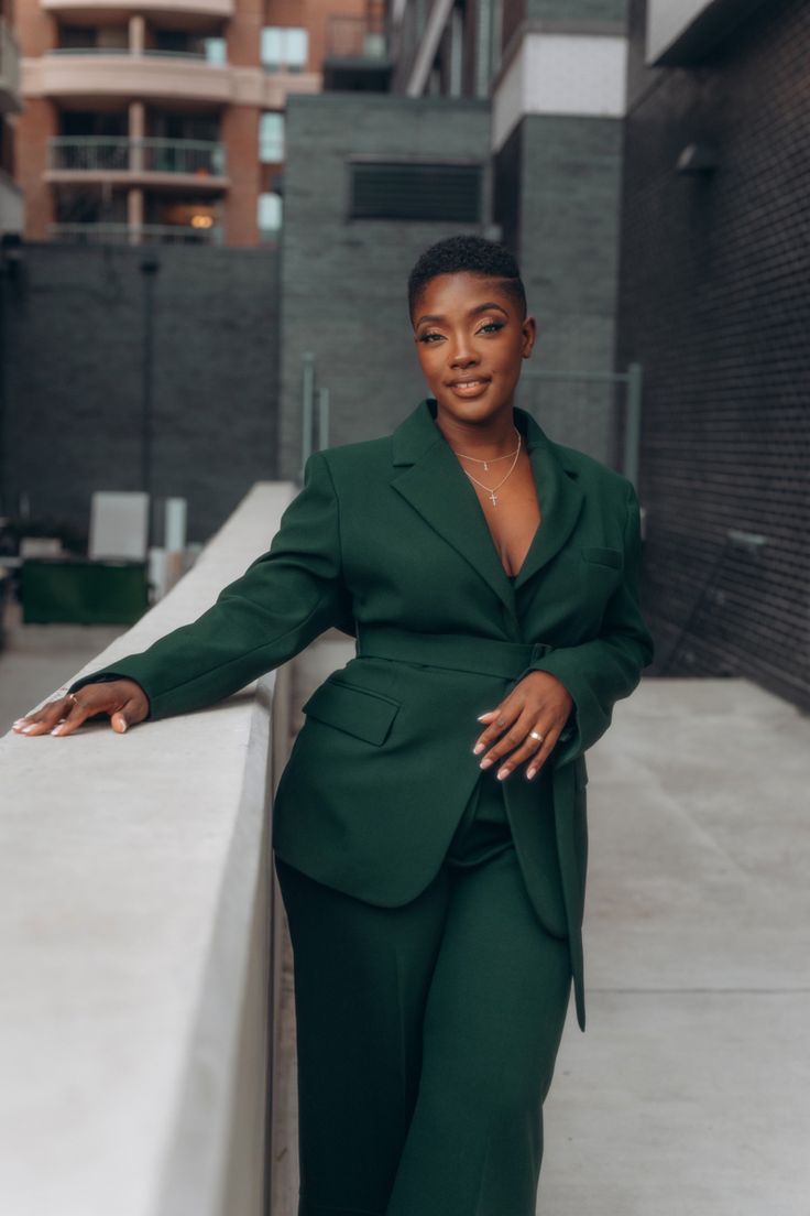 Dark green suit with belt black African American woman short hair style Womens Green Pant Suit, Dark Green Pant Suit Women, Green Pantsuit Outfit, Hunter Green Suit For Women, Green Office Wear Women, Hunter Green Monochromatic Outfit, Green Pant Suit, Dark Green Suit Women, Green Pantsuit