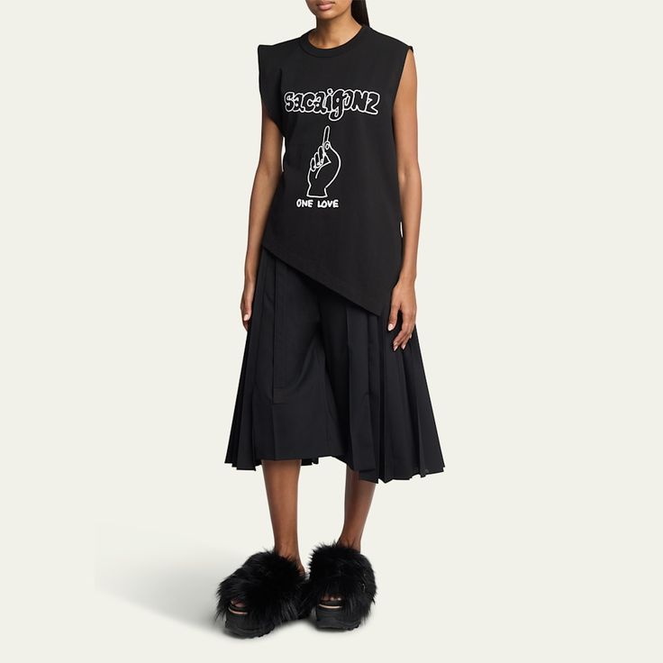 SACAI T-shirt with "Gonz" typography print Crew neckline Sleeveless Relaxed fit Asymmetric hem Pullover style Cotton Dry clean Made in Japan Edgy Sleeveless Graphic Print T-shirt, Edgy Sleeveless Graphic T-shirt, Sleeveless Graphic Tee For Spring, Sleeveless Spring Graphic Tee, Spring Sleeveless Graphic Tee, Edgy Sleeveless Cotton T-shirt, Edgy Tops With Asymmetrical Hem For Spring, Edgy Top With Asymmetrical Hem For Spring, Cotton T-shirt With Asymmetrical Hem For Summer