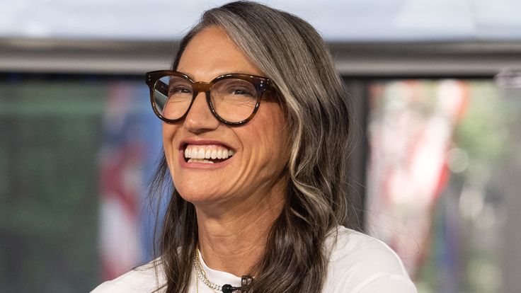 Jenna Lyons Grey Hair, Jenna Lyons Hair, Jenna Lyons Glasses, Jenna Lyons Style 2024, Jenna Lyons Style, Jenna Lyons, Going Grey, Fake Teeth, Genetic Disorders