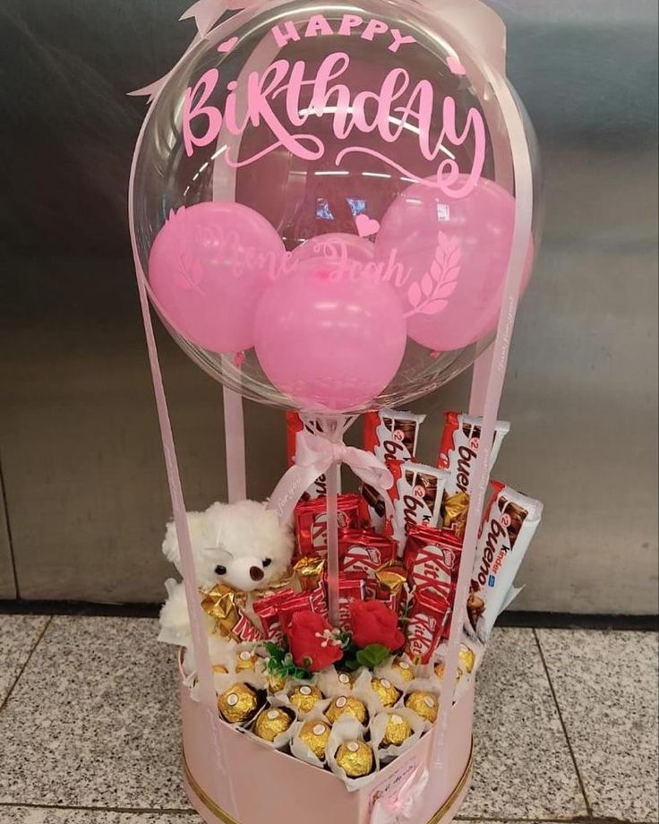 🌸🩷🌸🩷🌸🩷 Hot Air Balloon Bouquet, Hot Air Balloon Gift, Pink Gift Basket, Creative Valentines Day Ideas, Balloon Bouquet Diy, Candy Bouquet Diy, Valentine Gift Baskets, Valentines Balloons, Balloon Box