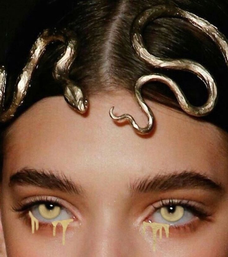 Crown Fashion, Couture Dior, Gold Eyeliner, Royal Jewelry, Boho Vintage, Looks Style, Snakes, Maquillaje De Ojos, Royals