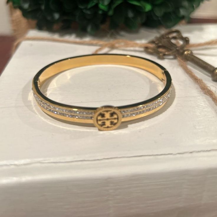 Tory Burch Bracelet Tory Burch Jewelry Gold, Tory Burch Set Jewelry, Cute Bangles, Custom Gold Jewelry, Tory Burch Bracelet, Xoxo Jewelry, Dope Jewelry Accessories, Expensive Jewelry Luxury, Luxury Bracelet