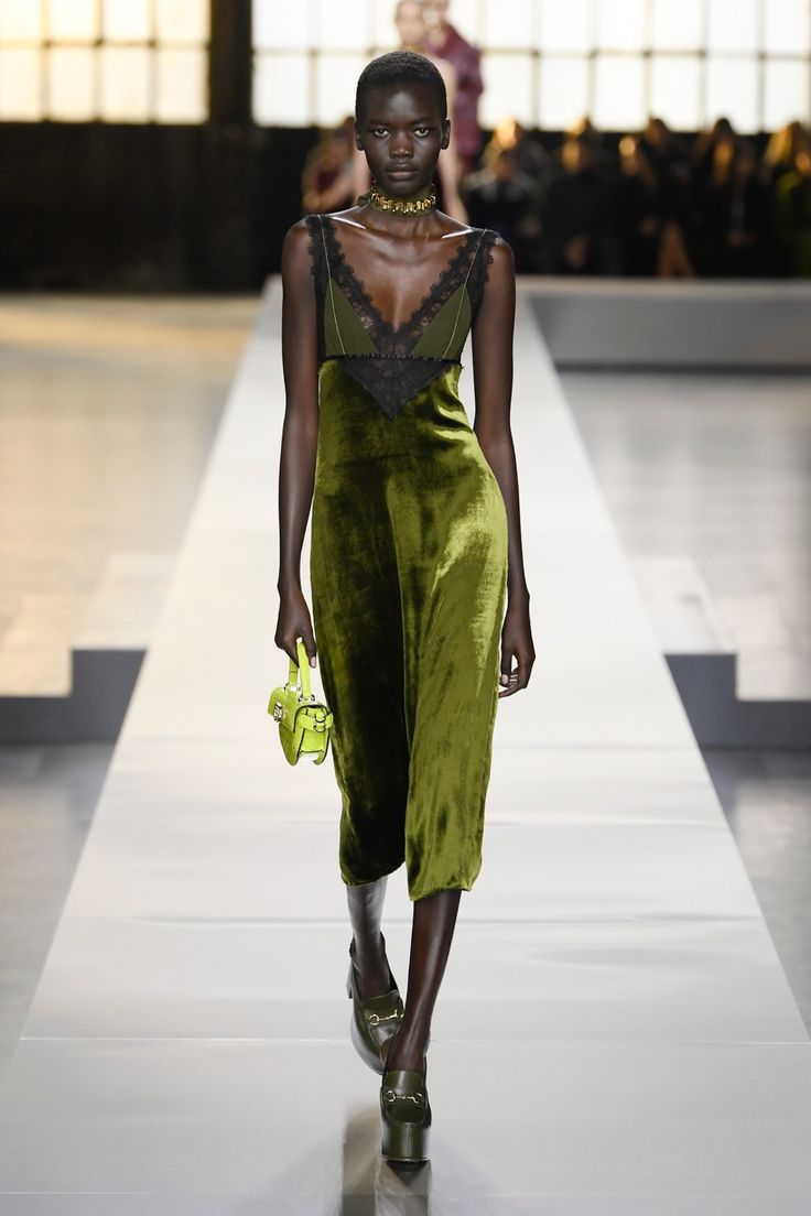 Green Velvet Dress Outfit, Velvet Dresses Outfit, Gucci Runway, Gucci Dress, Model Looks, Moda Paris, Show Collection, Womenswear Fashion, Couture Designers