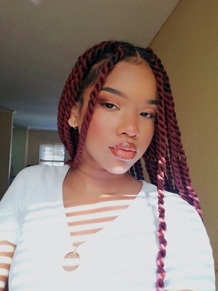 Red Senegalese Twists, Black / Brown girl, Natural Make Up Red Twist Braids Hairstyles, Red Senegalese Twists, Box Dreads, Crochet Twist Hairstyles, Pre Looped Crochet Hair, Senegalese Twist Crochet Hair, Braids Goddess, Box Braids Crochet, Goddess Box Braids