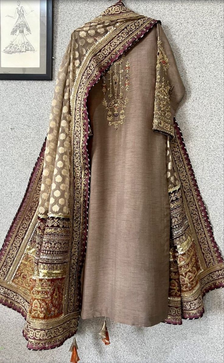 Date Fix Dress Pakistani, New Trending Dress 2024, Golden Dupatta Designs, Letest Desine Dress, Winter Outfit For Wedding, Fancy Neck Design, Pakistani Designer Dress, Latest Pakistani Fashion, Elegant Maxi Dresses