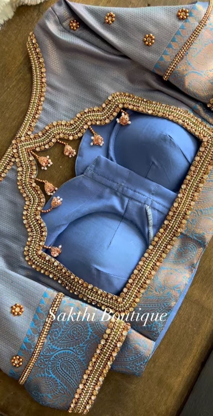 Zigzag Pattern Blouse Design, Simple Aari Work Neck Design, Arri Work Blouse Designs Wedding, Nauvari Blouse Design, Sakthi Boutique, Latest Blouse Neck Designs, Blue Blouse Designs, Lace Blouse Design, Blouse Designs Pattern