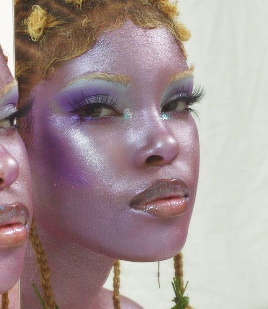 Gold Alien Makeup, Alien Makeup Women, Purple Alien Makeup, Slay Pictures, Alien Hair, Alien Makeup, Alien Life, Alien Face, Ethereal Makeup