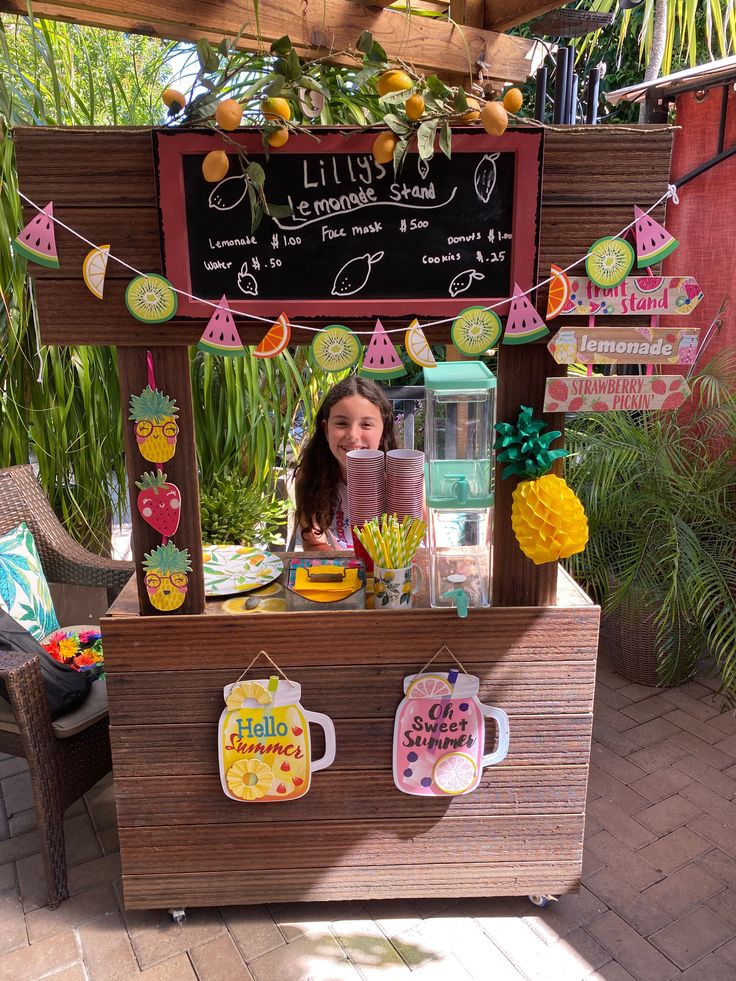 Smoothie Stand Ideas, Lemonade Stand Decor, Food Display Ideas, Easy Indian Dessert Recipes, Stall Decorations, Market Day Ideas, Easy Indian Dessert, Fruit Crafts, Stand Feria