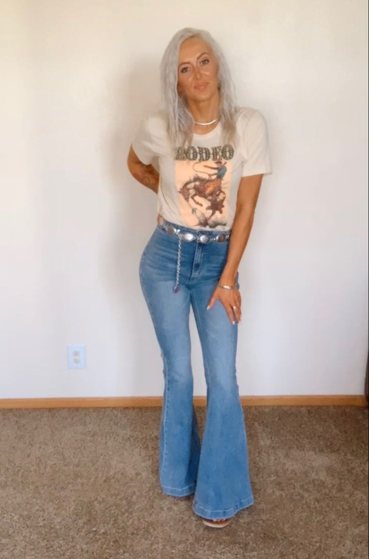 Country Outfits Bell Bottoms, Concho Belt Outfit, Belt With Jeans, Graphic Tee Outfits, Western Jeans, Nashville Outfits, Concho Belt, Senior Picture Ideas, Country Outfits