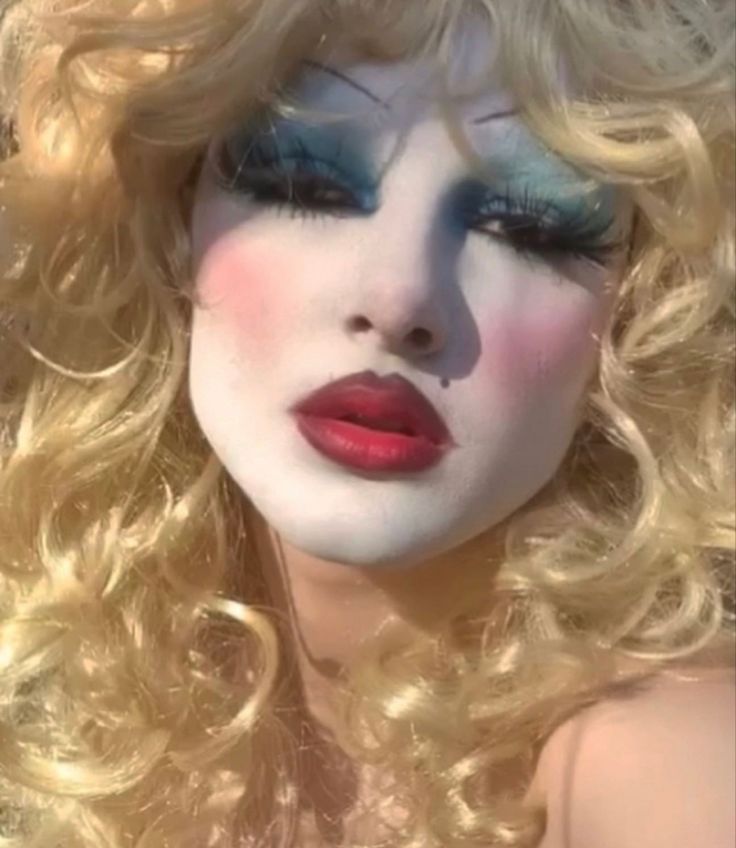 morute barbie instagram photo ideas fanfare stripcore playboy vintage bratz y2k 90s 80s 70s aesthetic babydoll retro room fairy angel clown Matte Make Up, Funky Makeup, Drag Make-up, Drag Makeup, Swag Makeup, Alternative Makeup, Edgy Makeup, Clown Makeup, Like A Cat